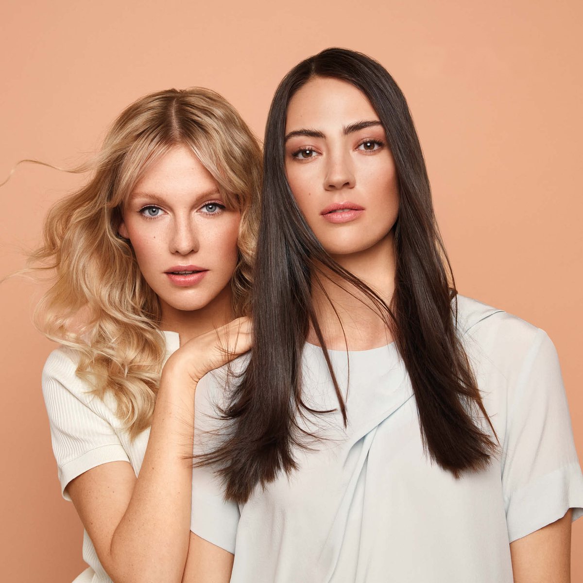 Blonde Wellen und glattes, dunkles Langhaar
