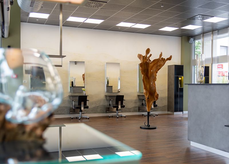 Damenplätze mit Holzskulptur