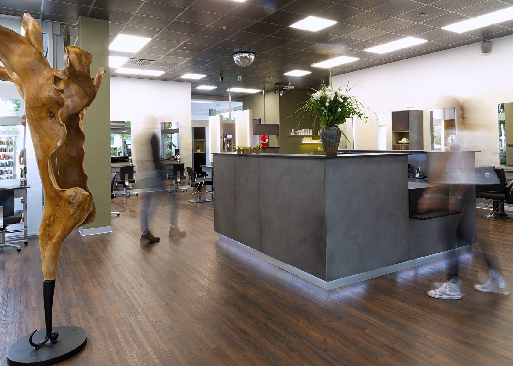 Empfang mit Holzskulptur und Blumen