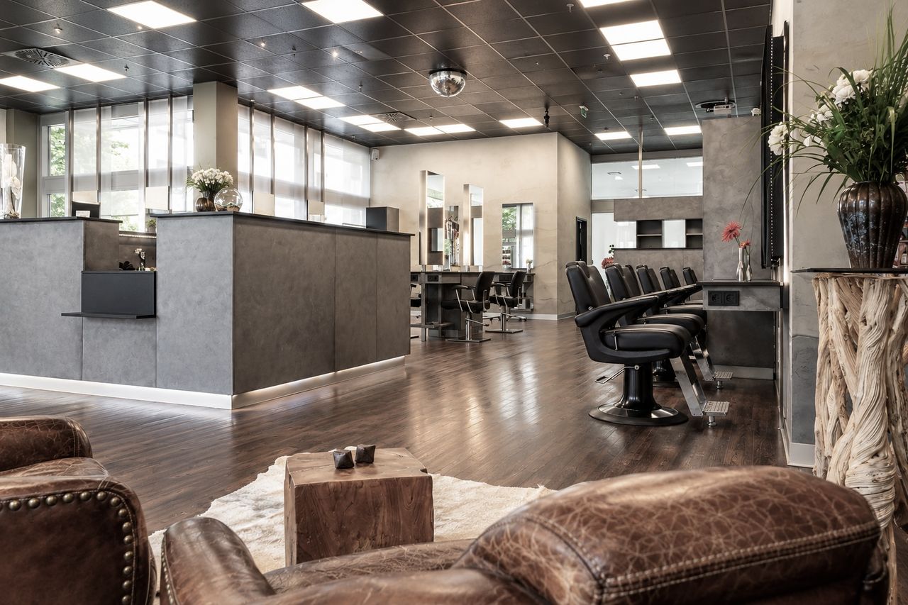 Lounge mit Ledersesseln, Empfang und Herrenplätzen im Salon HAARE mittmann